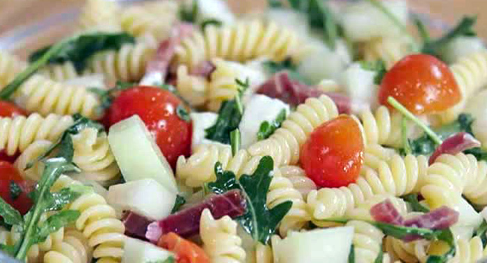 Una Rivisitazione del Classico: Insalata di Pasta con Melone Grigliato e Prosciutto