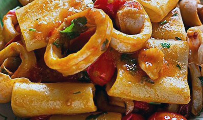 Paccheri con Calamari: Un Viaggio Gustativo tra Mare e Tradizione