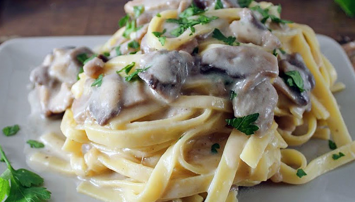 Recipe for Pasta with Parmesan Cream and Porcini Mushrooms: An Inviting Summer Delight