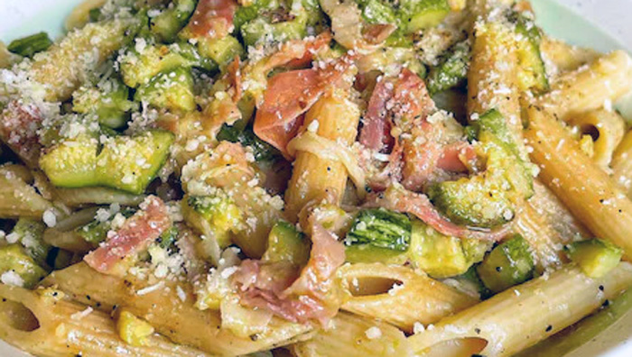 Whole wheat penne with speck and zucchini: a simple and tasty dish for your lunch break